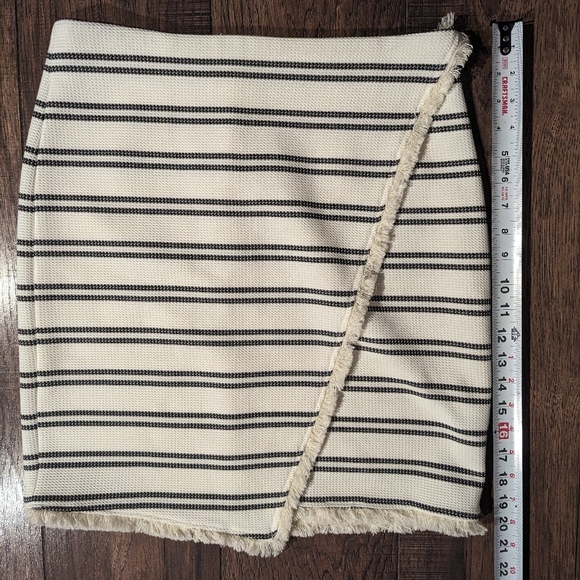 Ivanka Trump White & Black Striped Wrap Mini Skirt w Frayed Hemline Sz 8 Classic - Picture 10 of 14